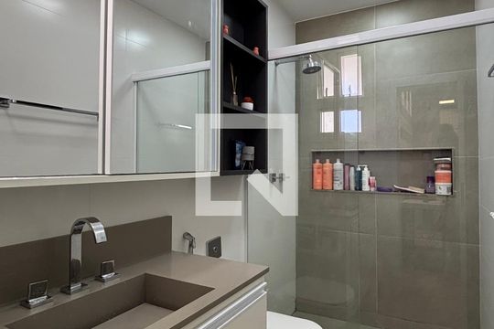 Banheiro social de apartamento para alugar com 1 quarto, 68m² em Ipanema, Rio de Janeiro