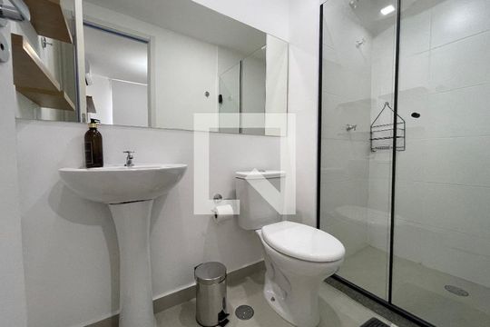 Banheiro da Suíte de apartamento para alugar com 1 quarto, 24m² em Vila Butantã, São Paulo