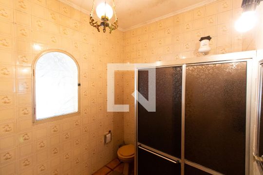 Banheiro Suíte  de casa de condomínio à venda com 2 quartos, 348m² em Parque Xangrilá, Campinas