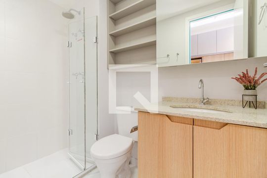 Banheiro de kitnet/studio para alugar com 1 quarto, 24m² em Pinheiros, São Paulo