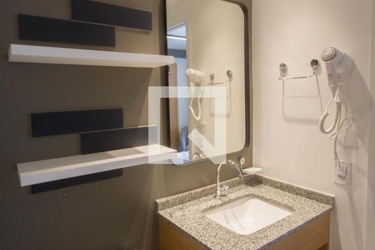 Banheiro de kitnet/studio à venda com 1 quarto, 26m² em Santo Amaro, São Paulo