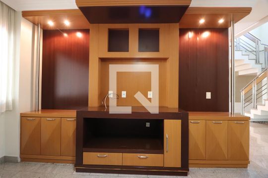 Sala de TV de casa para alugar com 5 quartos, 404m² em Tibery, Uberlândia