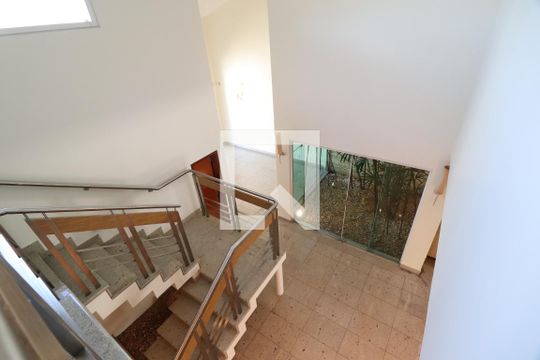 Escada de casa para alugar com 5 quartos, 404m² em Tibery, Uberlândia
