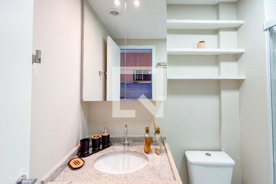 Banheiro de kitnet/studio para alugar com 1 quarto, 24m² em Pinheiros, São Paulo
