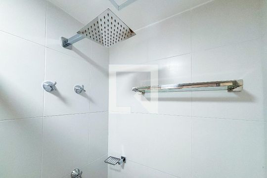 Banheiro de kitnet/studio para alugar com 1 quarto, 24m² em Pinheiros, São Paulo