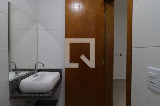 Banheiro de kitnet/studio para alugar com 1 quarto, 19m² em Vila Sao Pedro, Santo André