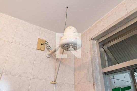 Banheiro de apartamento para alugar com 2 quartos, 53m² em Penha Circular, Rio de Janeiro