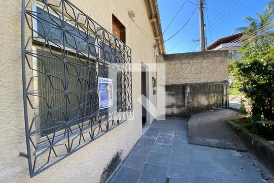 Fachada e placa de casa para alugar com 1 quarto, 50m² em Tanque, Rio de Janeiro