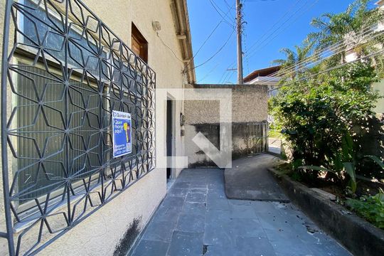 Fachada e placa de casa para alugar com 1 quarto, 50m² em Tanque, Rio de Janeiro