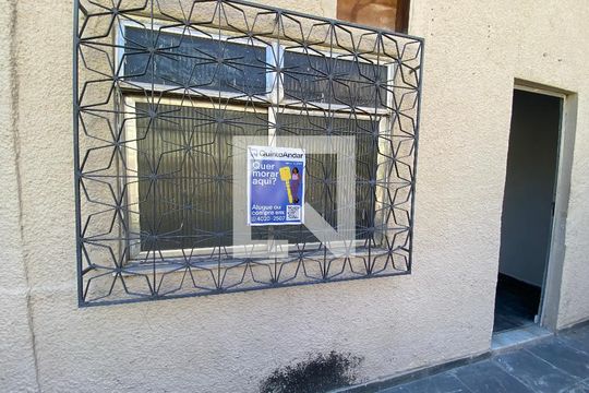 Fachada e placa de casa para alugar com 1 quarto, 50m² em Tanque, Rio de Janeiro