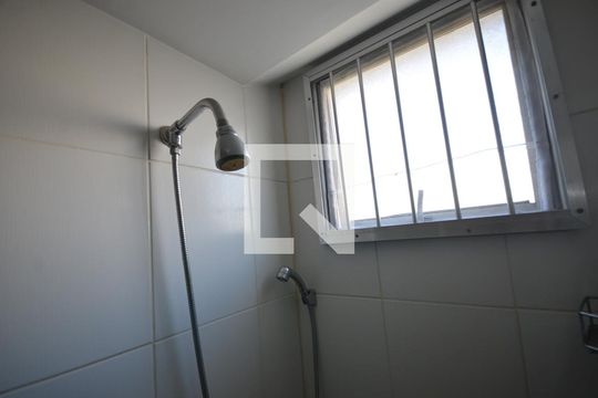Banheiro de apartamento para alugar com 2 quartos, 44m² em Cosmos, Rio de Janeiro