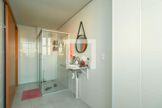 Banheiro de apartamento à venda com 1 quarto, 45m² em Rubem Berta, Porto Alegre