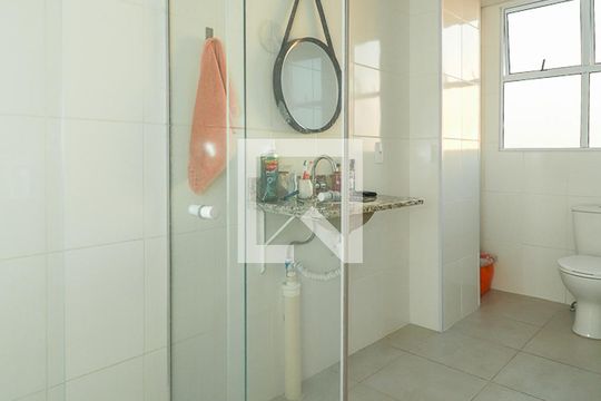 Banheiro de apartamento à venda com 1 quarto, 45m² em Rubem Berta, Porto Alegre