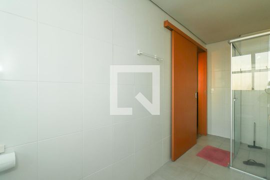 Banheiro de apartamento à venda com 1 quarto, 45m² em Rubem Berta, Porto Alegre