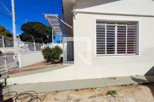 Quintal Frente de casa para alugar com 2 quartos, 138m² em Vila Joaquim Inacio, Campinas