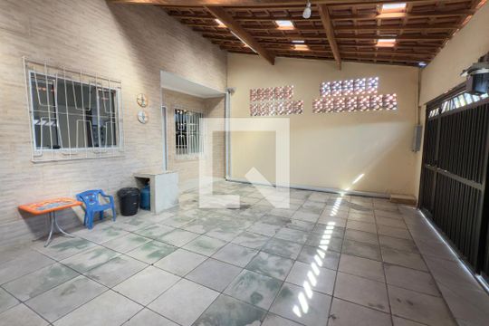 Garagem de casa para alugar com 3 quartos, 161m² em Jardim Samambaia, Praia Grande