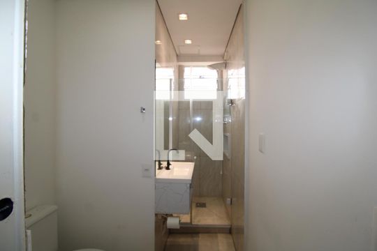 Banheiro de kitnet/studio para alugar com 1 quarto, 25m² em Limão, São Paulo