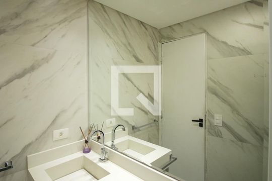 Banheiro de apartamento para alugar com 1 quarto, 45m² em Vila Tolstoi, São Paulo