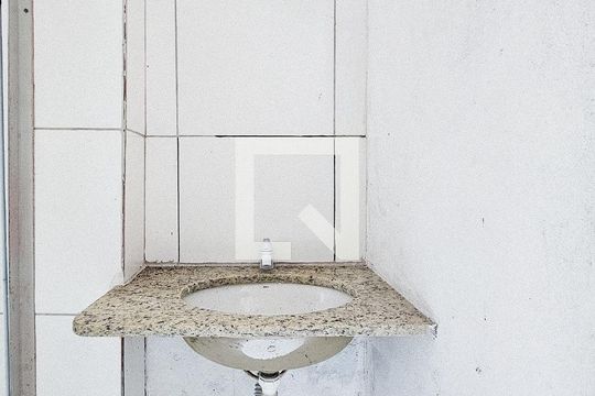 Banheiro de kitnet/studio para alugar com 0 quarto, 20m² em Nazaré, Salvador