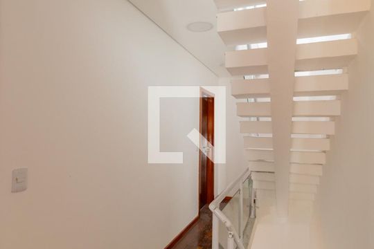 Corredor e Escada de casa para alugar com 4 quartos, 182m² em Vila Siria, São Paulo