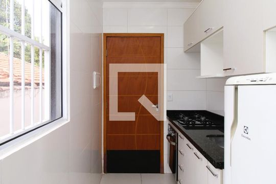 Cozinha de apartamento para alugar com 2 quartos, 32m² em Vila Mazzei, São Paulo