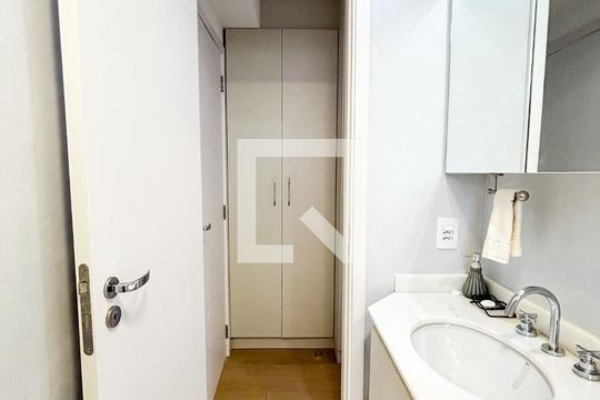 Banheiro da Suíte  de apartamento para alugar com 2 quartos, 66m² em Santo Amaro, São Paulo