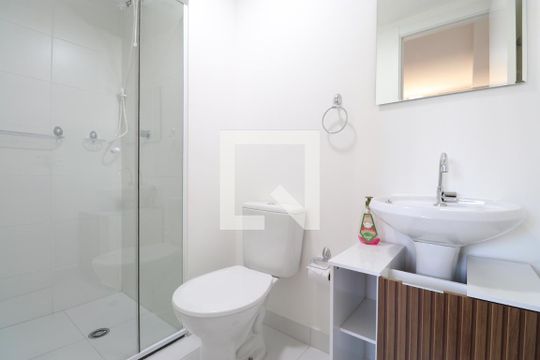 Banheiro de apartamento para alugar com 1 quarto, 26m² em Parque Industrial Tomas Edson, São Paulo
