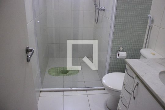 Banheiro social de apartamento à venda com 2 quartos, 61m² em Macedo, Guarulhos