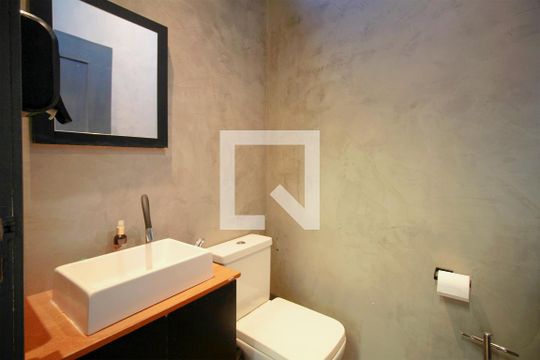 Banheiro de serviço de casa de condomínio à venda com 3 quartos, 500m² em Vale dos Pinhais, Nova Lima