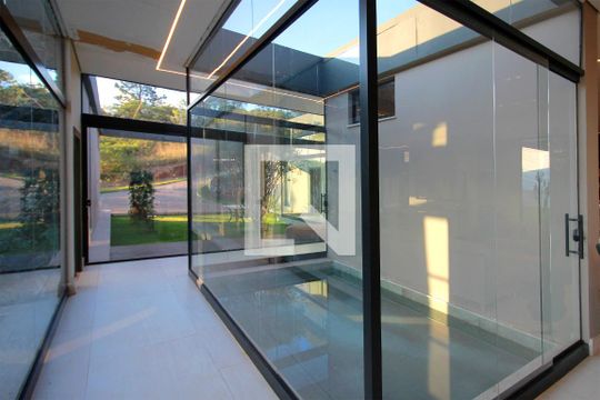 Corredores de casa de condomínio à venda com 3 quartos, 500m² em Vale dos Pinhais, Nova Lima