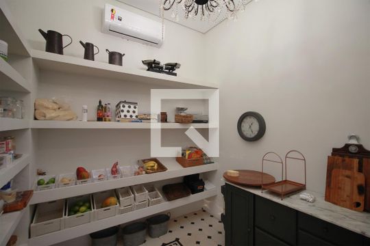 Despensa Climatizada de casa de condomínio à venda com 3 quartos, 500m² em Vale dos Pinhais, Nova Lima