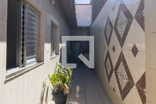 Corredor Lateral de casa à venda com 3 quartos, 140m² em Jardim Leila, Guarulhos