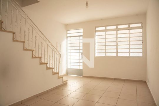 Sala de casa de condomínio para alugar com 2 quartos, 75m² em Planalto Paulista, São Paulo