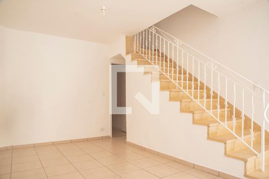 Sala de casa de condomínio para alugar com 2 quartos, 75m² em Planalto Paulista, São Paulo