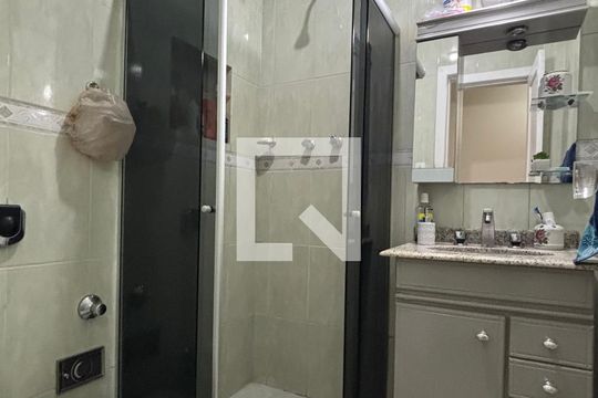 Banheiro social de apartamento à venda com 3 quartos, 150m² em Copacabana, Rio de Janeiro
