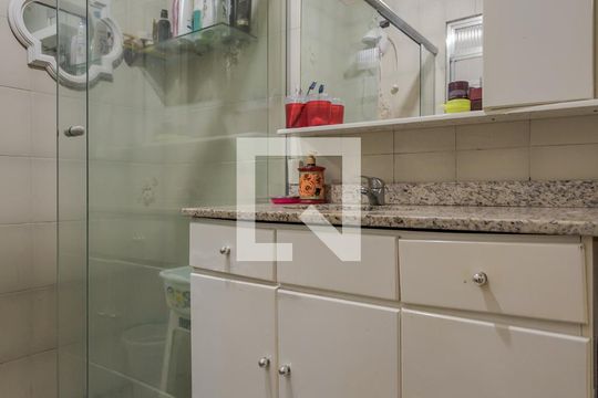 Banheiro de casa à venda com 4 quartos, 200m² em Vila Ipiranga, Porto Alegre