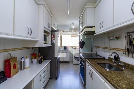 Cozinha de apartamento à venda com 3 quartos, 96m² em Vila Suzana, São Paulo