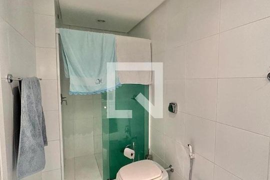 Banheiro de apartamento à venda com 2 quartos, 71m² em Floresta, Porto Alegre