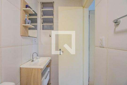 Banheiro de apartamento à venda com 1 quarto, 37m² em Jardim Sabará, Porto Alegre