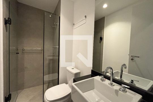 Banheiro de kitnet/studio para alugar com 1 quarto, 24m² em Indianópolis, São Paulo