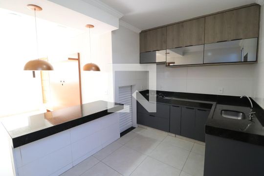 Cozinha de apartamento para alugar com 2 quartos, 68m² em Segismundo Pereira, Uberlândia