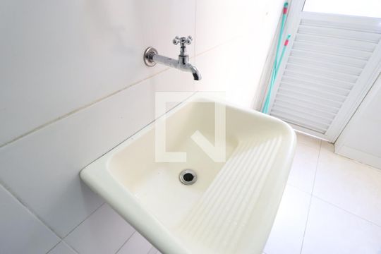 Área de Serviço de apartamento para alugar com 2 quartos, 68m² em Segismundo Pereira, Uberlândia