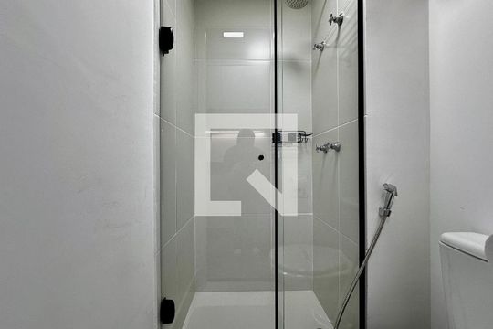 Banheiro de kitnet/studio para alugar com 0 quarto, 19m² em Jardim das Acacias, São Paulo