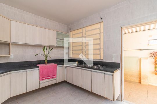 Cozinha de casa à venda com 3 quartos, 210m² em Guarujá, Porto Alegre
