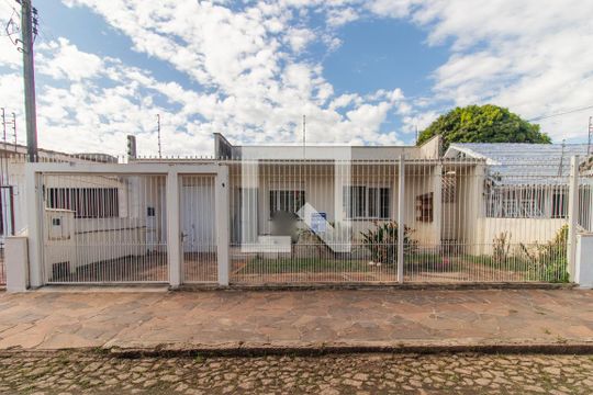 Fachada e Placa de casa à venda com 3 quartos, 210m² em Guarujá, Porto Alegre