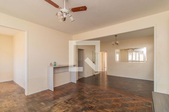 Sala de casa à venda com 3 quartos, 210m² em Guarujá, Porto Alegre