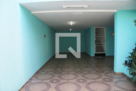 Garagem de casa à venda com 3 quartos, 241m² em Jardim Luciara, Guarulhos