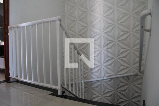 Escada de casa à venda com 3 quartos, 241m² em Jardim Luciara, Guarulhos