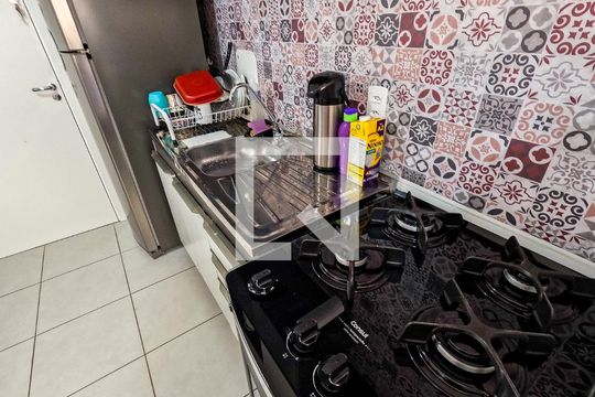 Cozinha de apartamento para alugar com 2 quartos, 33m² em Piqueri, São Paulo
