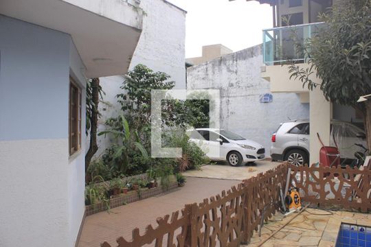 Quintal com piscina de casa à venda com 4 quartos, 315m² em Vila Rosalia, Guarulhos